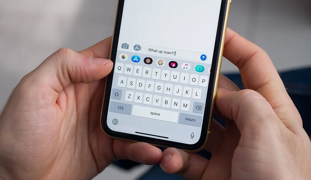 Encrypted RCS messages between iPhone and Android iPhone displaying encrypted RCS message conversation